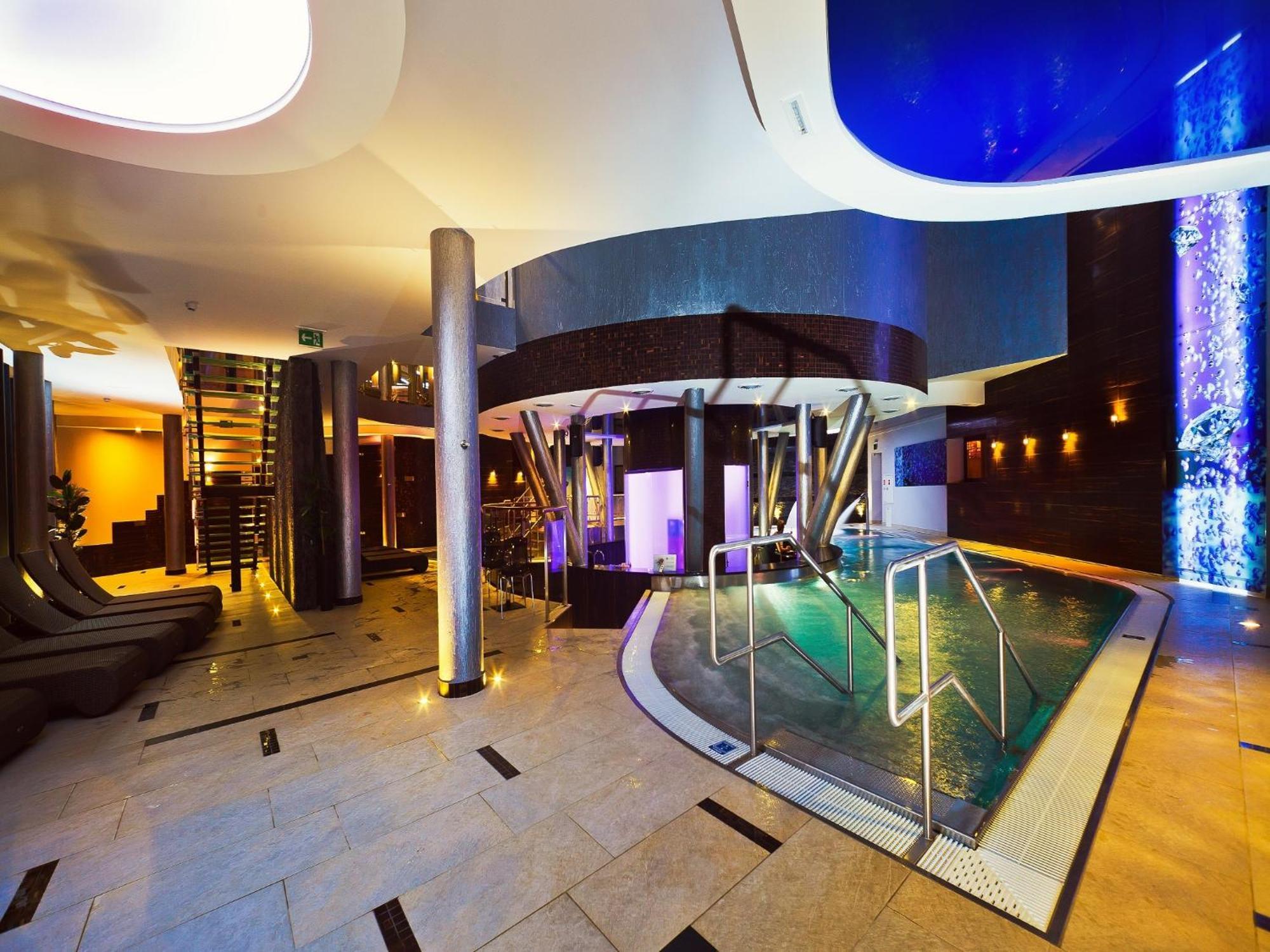 Blue Diamond Hotel Active Spa Trzebownisko Exteriör bild