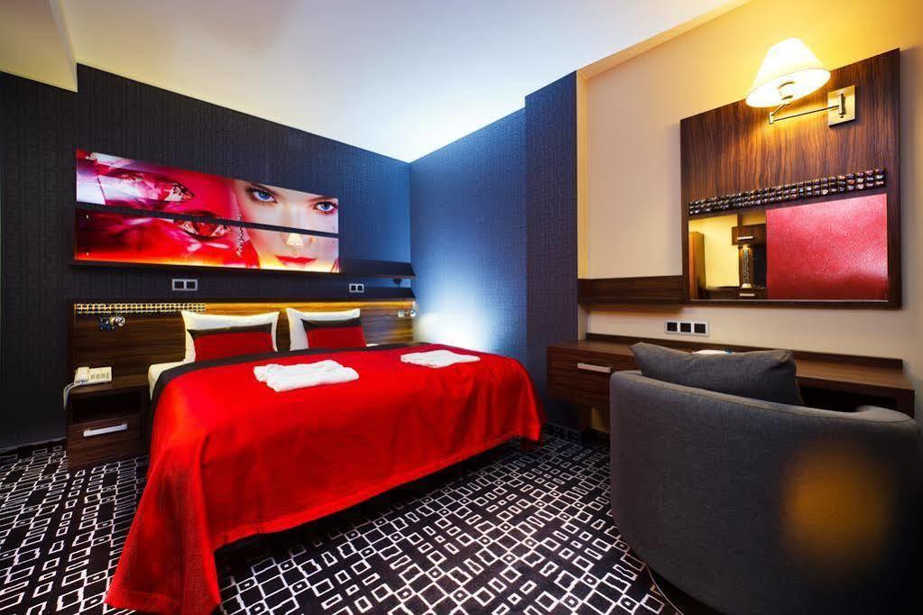 Blue Diamond Hotel Active Spa Trzebownisko Exteriör bild